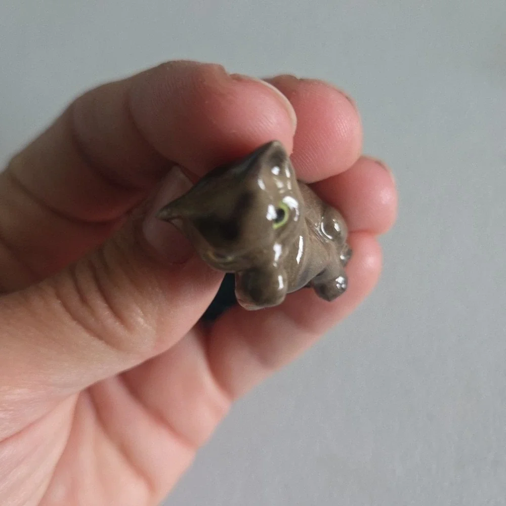 Hagen Renaker Thumb Sucking Cat Miniature Figure Style A-367
